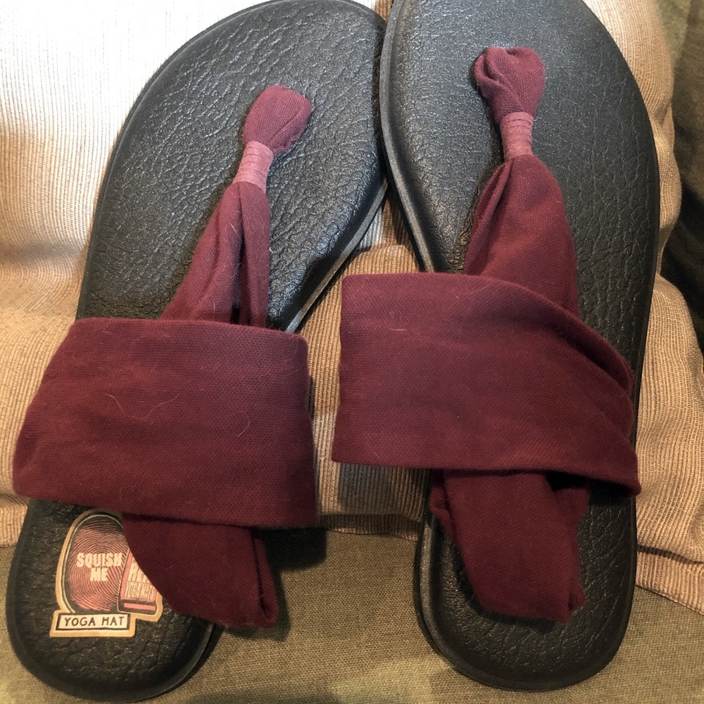 NWOT Sanuk size 9 maroon sling flip flops